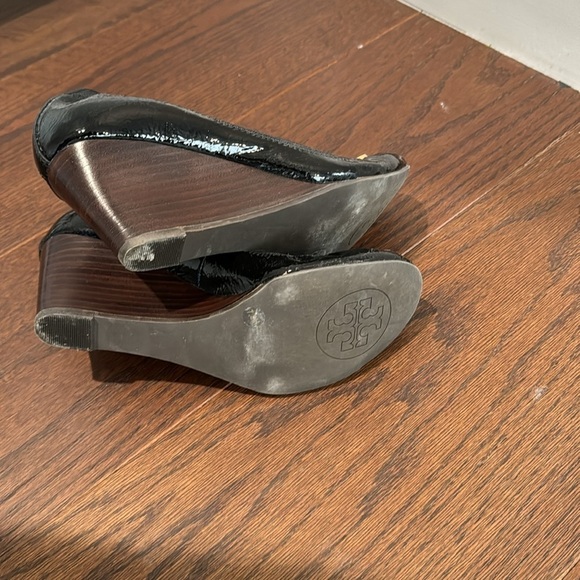 Tory Burch Women’s Black Patent Leather Caroline Wedges Size 7.5 - Picture 6 of 7
